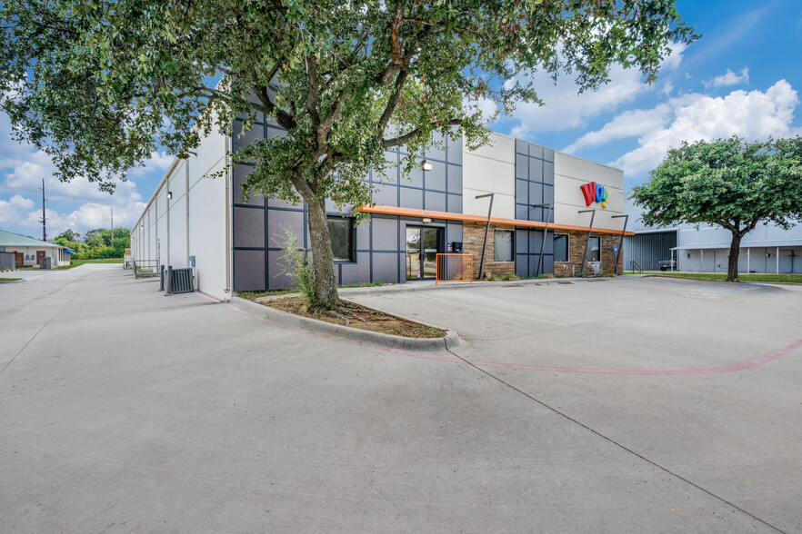 1800 Shady Oaks Dr, Denton, TX for lease - Building Photo - Image 1 of 10