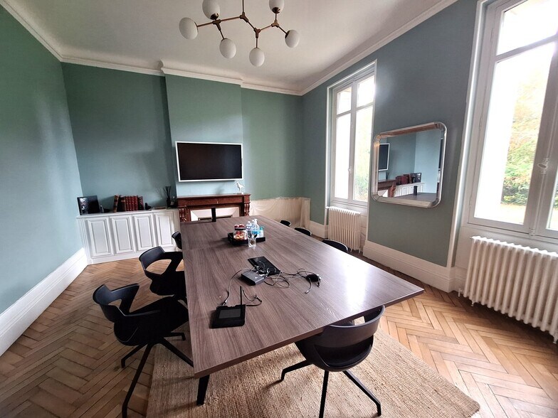 Office in Saint-Médard-en-Jalles for lease - Building Photo - Image 2 of 15