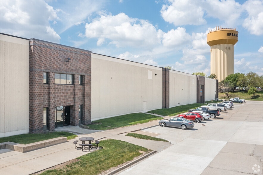 4360 112th St, Urbandale, IA for lease - Building Photo - Image 2 of 9