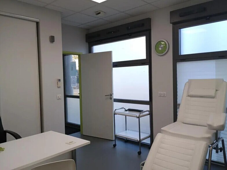 2 Rue De L'Ecole, Rillieux-la-Pape for lease - Interior Photo - Image 3 of 5