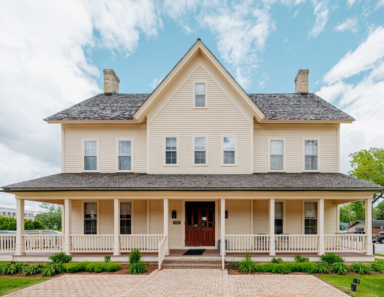 645 Wells St, Delafield, WI for sale - Building Photo - Image 1 of 1