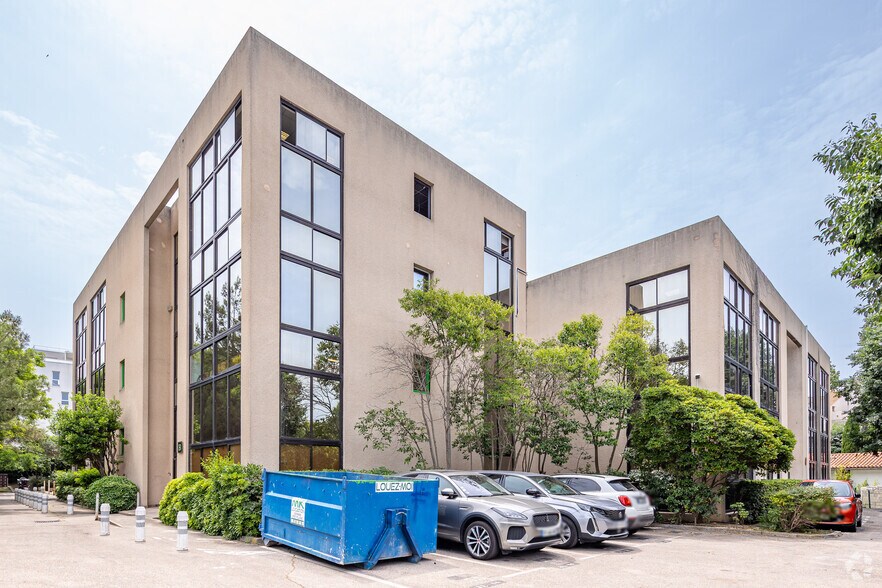 Office in Marseille for sale - Primary Photo - Image 1 of 3