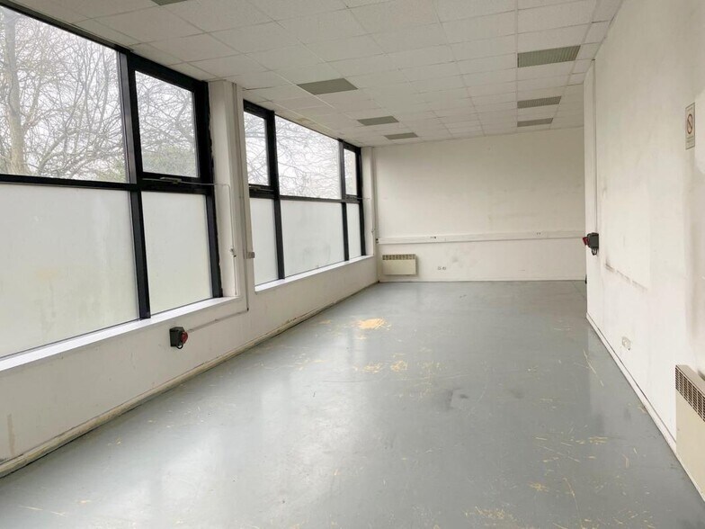 Flex in Montesson for lease - Interior Photo - Image 2 of 6