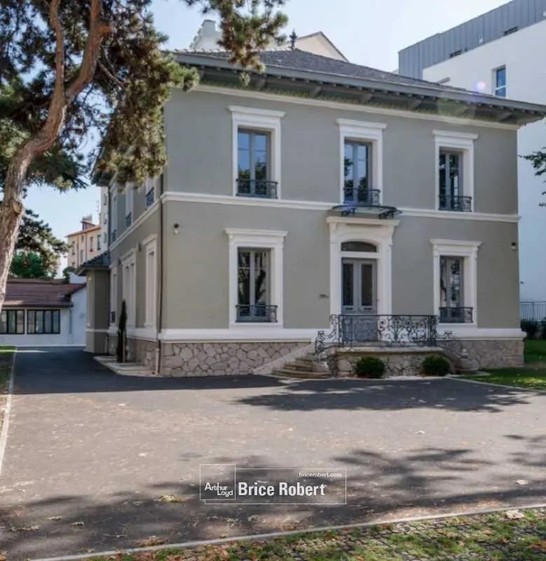 Office in Lyon for sale Building Photo- Image 1 of 10