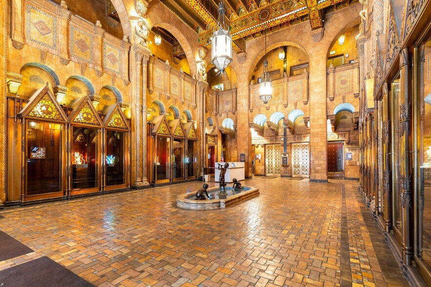 811 W 7th St, Los Angeles, CA for lease - Interior Photo - Image 2 of 24