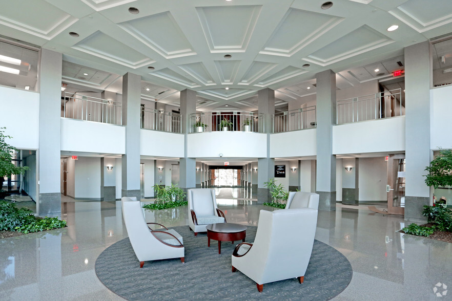 26200 Town Center Dr, Novi, MI for lease - Lobby - Image 2 of 7