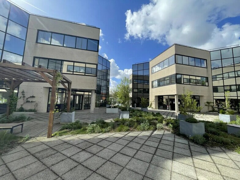 Flex in Nanterre for lease - Building Photo - Image 2 of 10