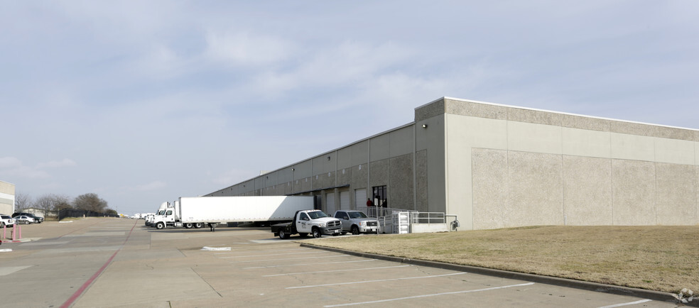 601-807 Parkway Dr, Grand Prairie, TX for lease - Building Photo - Image 3 of 11