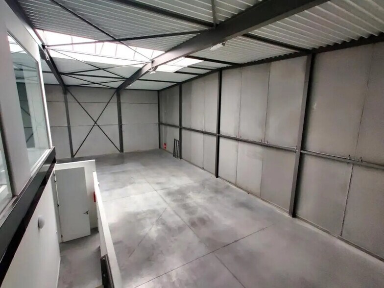 Flex in Seclin for lease - Interior Photo - Image 3 of 13