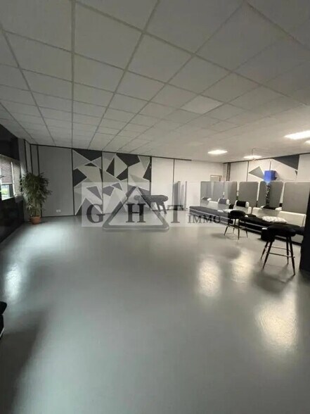 Office in Créteil for lease - Interior Photo - Image 1 of 2