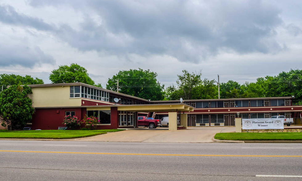 1710 Main St, Winfield, KS for sale - Primary Photo - Image 1 of 1