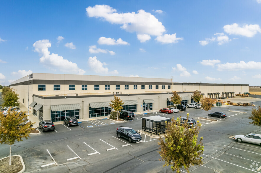 660 N Pioneer Ave, Woodland, CA for lease - Primary Photo - Image 1 of 17