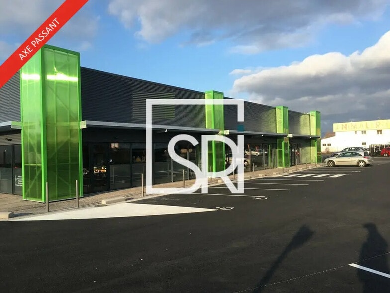Retail in Cournon-d'Auvergne for lease - Building Photo - Image 1 of 8