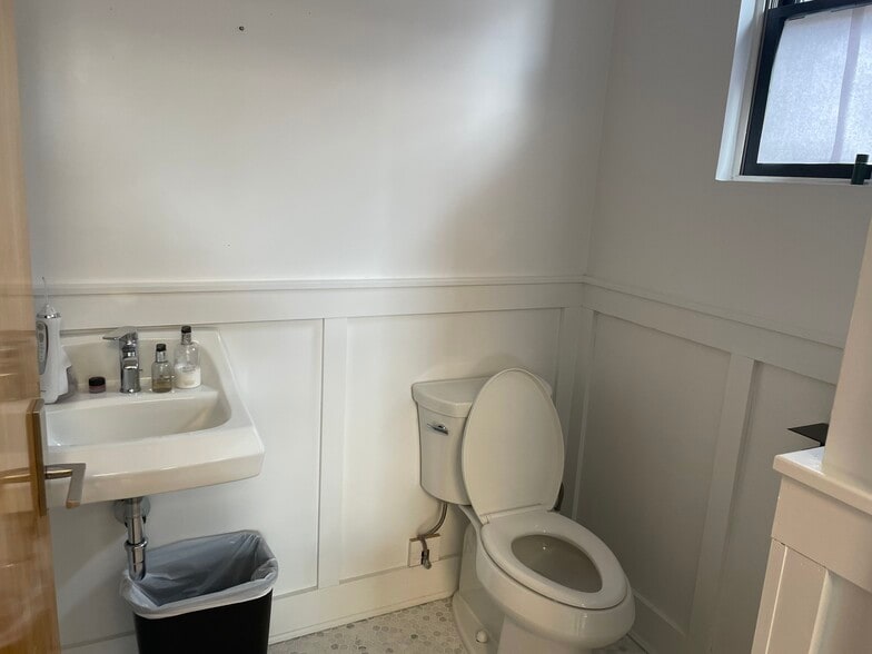 19 Orchard St, Manhasset, NY for lease - Building Photo - Image 3 of 13