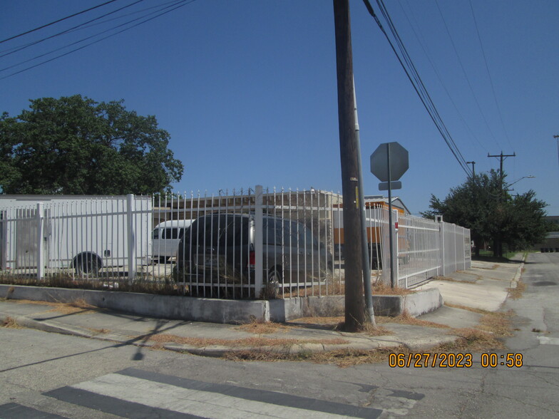 623 S Leona St, San Antonio, TX for lease - Building Photo - Image 3 of 14