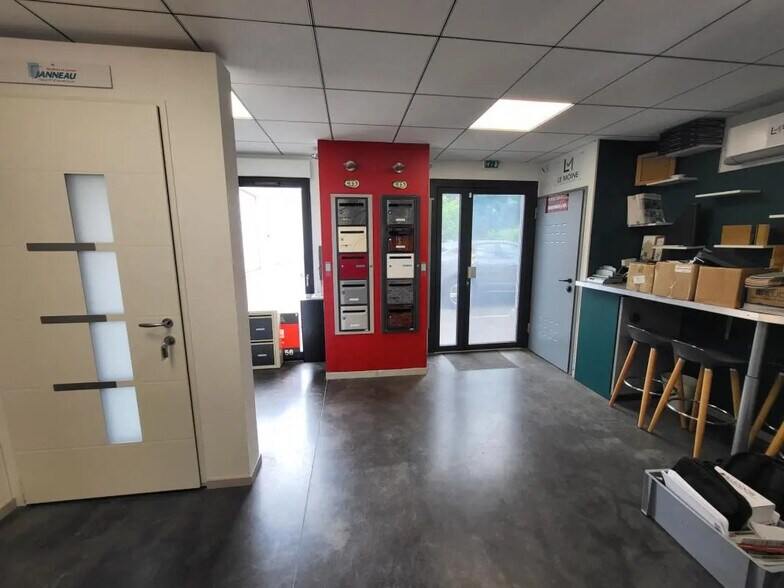 Office in Saint-Laurent-de-Mure for sale - Interior Photo - Image 3 of 4