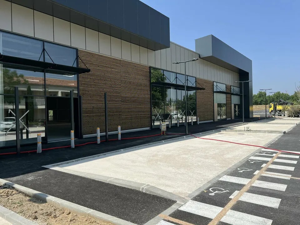 Retail in Salon-de-Provence for lease Building Photo- Image 1 of 8