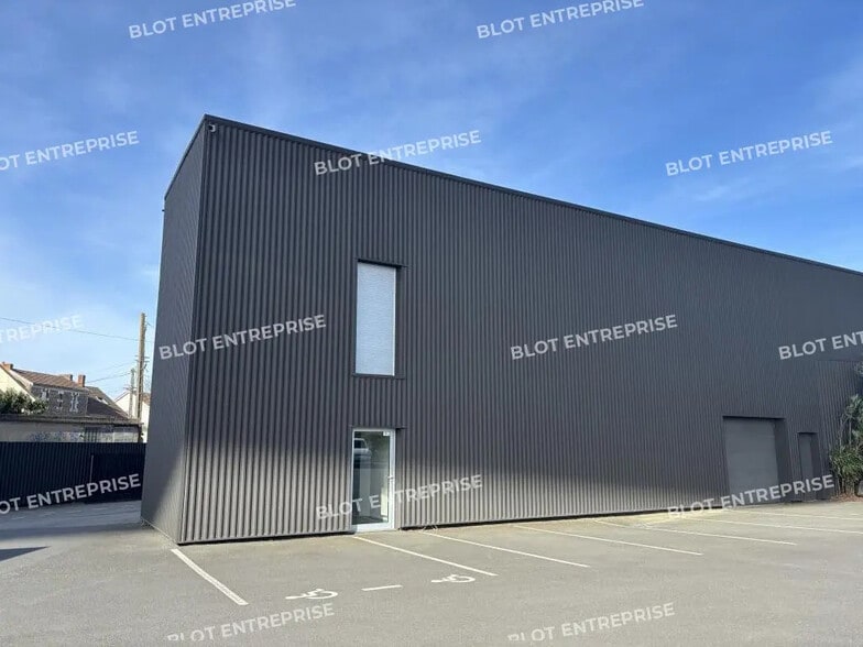 Office in Nantes for lease - Building Photo - Image 1 of 7