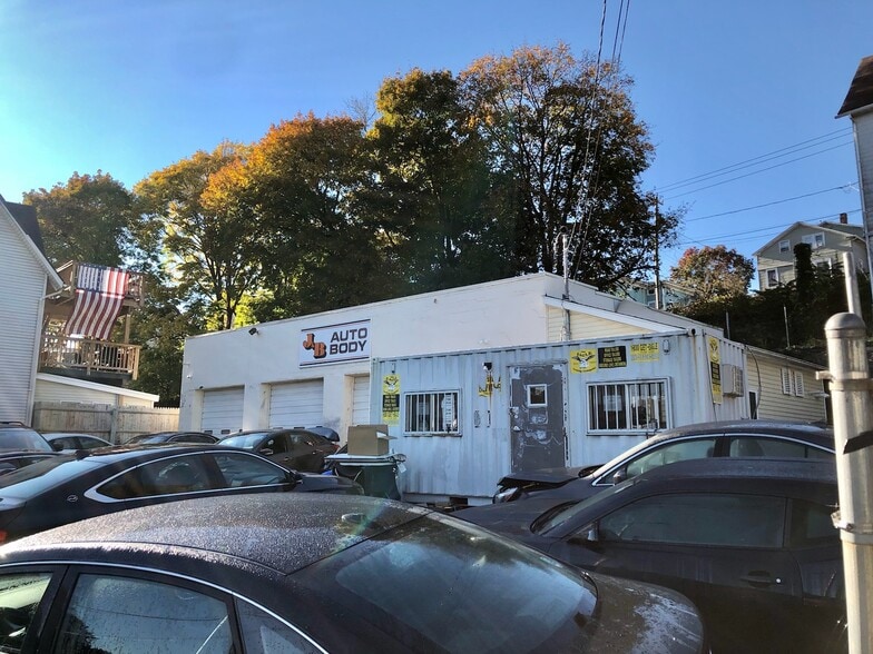 582 Howe Ave, Shelton, CT for sale - Primary Photo - Image 1 of 2