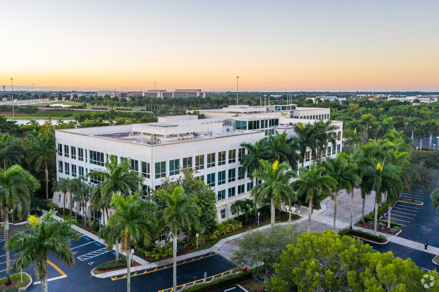 2200 N Commerce Pky, Weston, FL for lease - Building Photo - Image 1 of 7