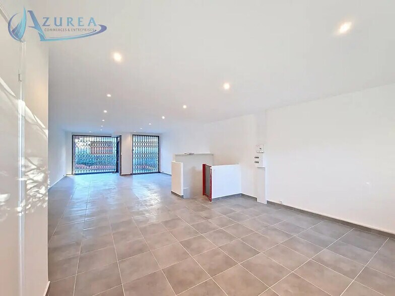 Retail in Antibes for lease - Interior Photo - Image 1 of 6