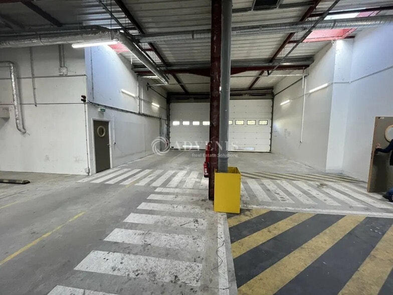 Flex in Neuilly-sur-Marne for lease - Interior Photo - Image 3 of 9