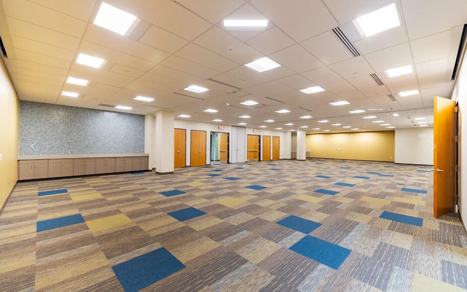 20500 Civic Center Dr, Southfield, MI for sale - Building Photo - Image 3 of 18