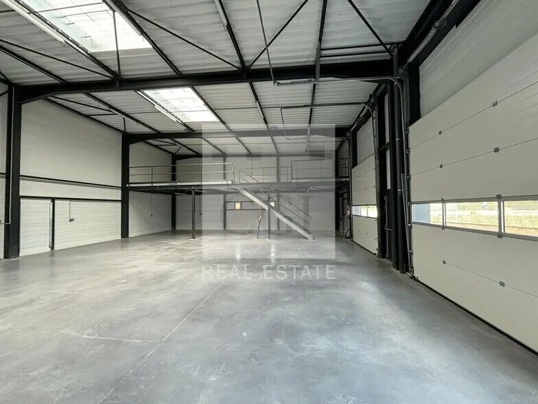 Office in Luzinay for lease - Interior Photo - Image 3 of 12