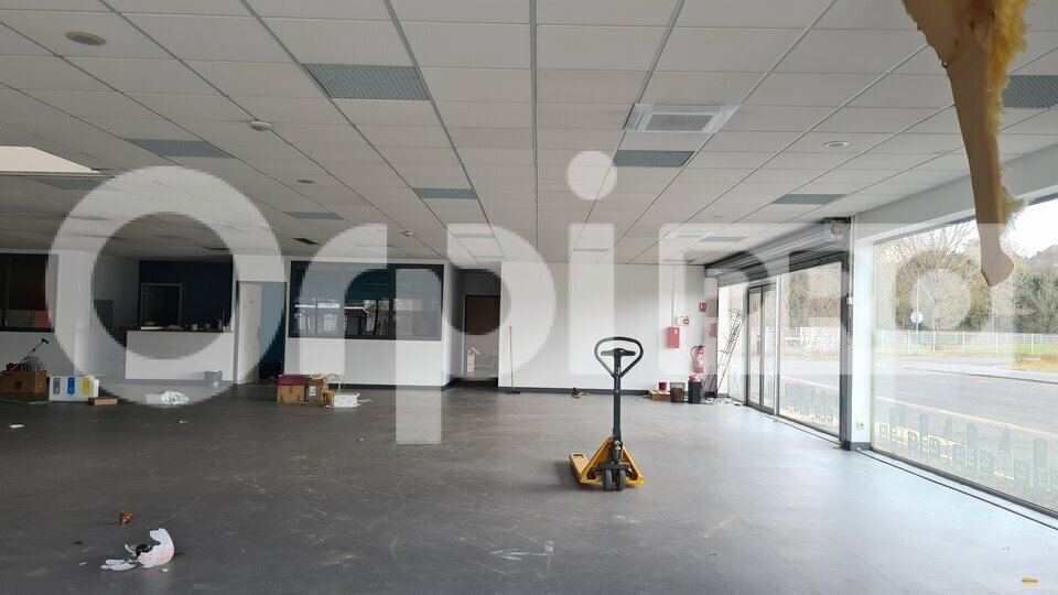 Retail in Montluçon for lease - Building Photo - Image 2 of 8