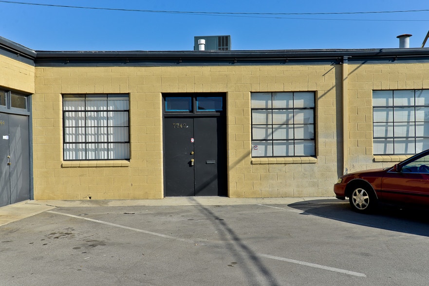 7742-7750 Clybourn Ave, Sun Valley, CA for lease - Primary Photo - Image 2 of 4