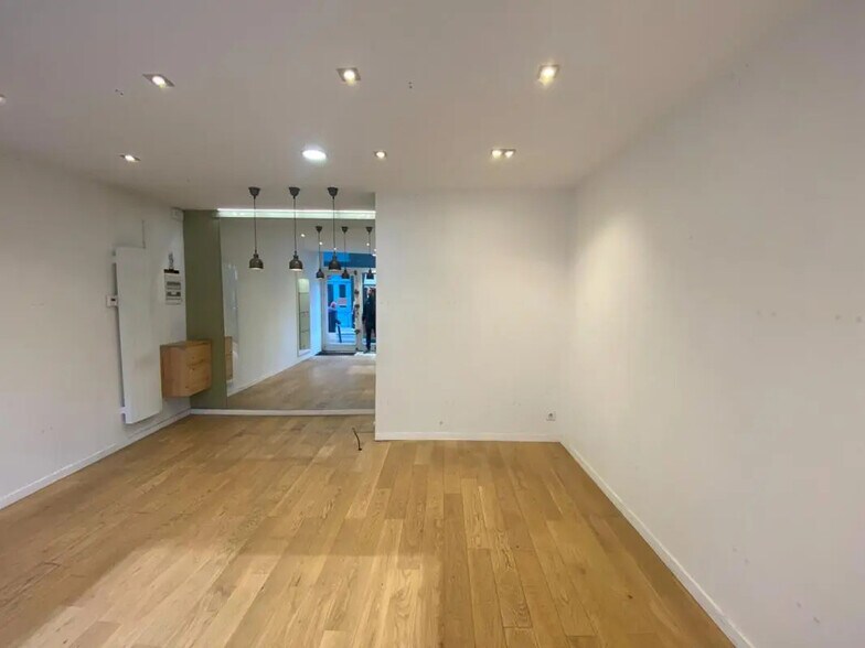Retail in Rennes for lease - Interior Photo - Image 1 of 2
