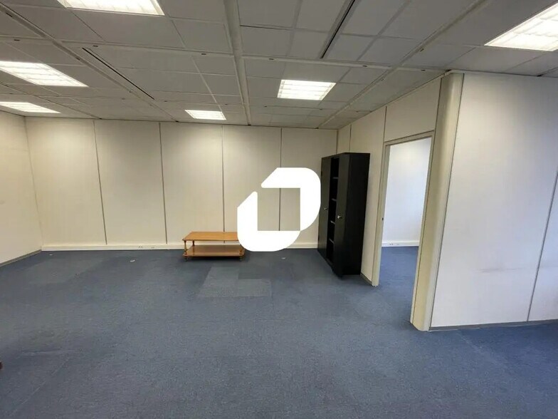 Office in Maisons-Alfort for lease - Interior Photo - Image 3 of 9