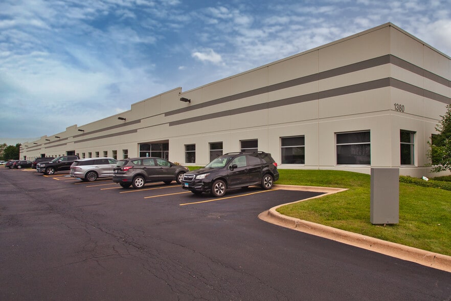 1380 Gateway Dr, Elgin, IL for lease - Building Photo - Image 1 of 4