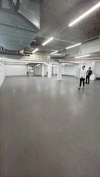 Retail in Paris for lease - Building Photo - Image 2 of 8