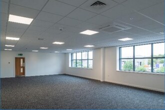 Leonard Way, Oldham for sale Interior Photo- Image 2 of 2