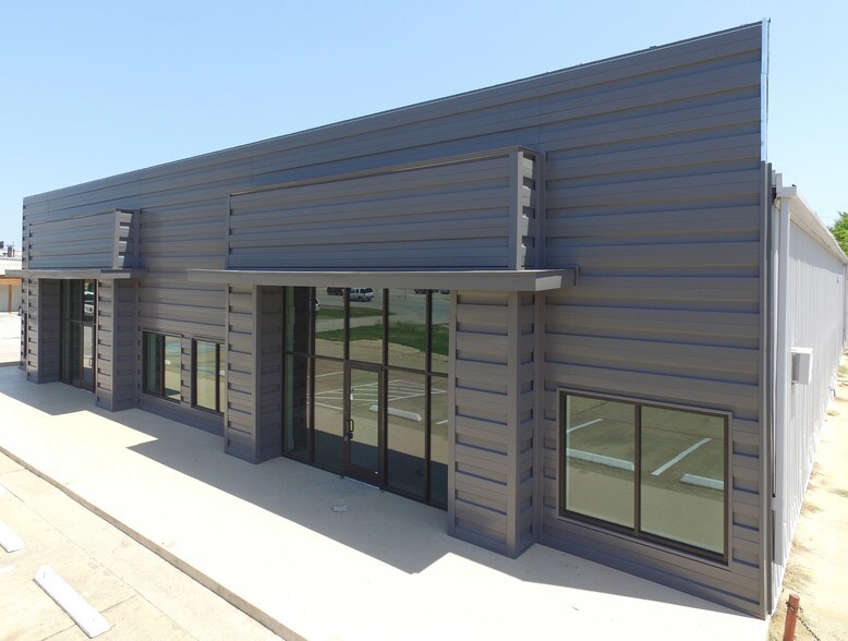 1131 Fort Worth Dr, Denton, TX for lease - Primary Photo - Image 1 of 24