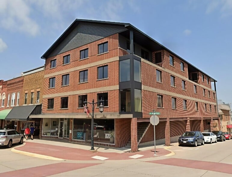 248 1st Ave E, Dyersville, IA for lease - Primary Photo - Image 1 of 1