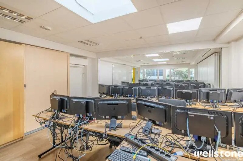 130 Rue De Clignancourt, Paris for lease - Interior Photo - Image 2 of 9