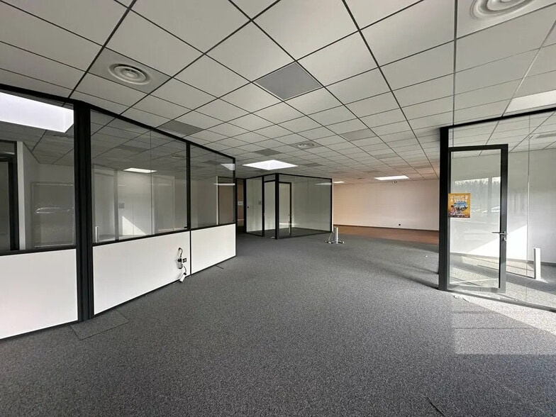 Office in ILLKIRCH-GRAFFENSTADEN for lease - Interior Photo - Image 2 of 5