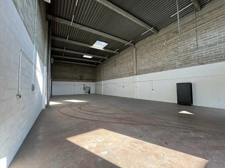 Flex in Lognes for lease - Interior Photo - Image 2 of 8