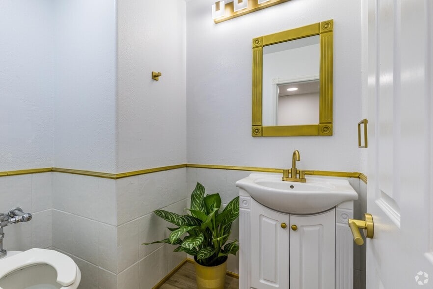 1835 E Charleston Blvd, Las Vegas, NV for sale - Interior Photo - Image 3 of 28