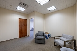 2 Medical Park Dr, West Nyack, NY for lease Interior Photo- Image 2 of 3