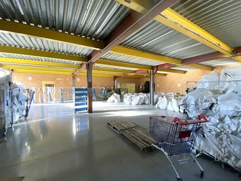 Industrial in Carros for lease - Interior Photo - Image 3 of 8
