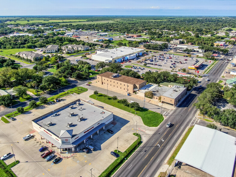 208 E Houston St, Beeville, TX for sale - Building Photo - Image 3 of 58