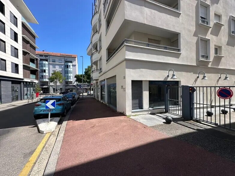 Retail in Bron for lease - Building Photo - Image 1 of 3