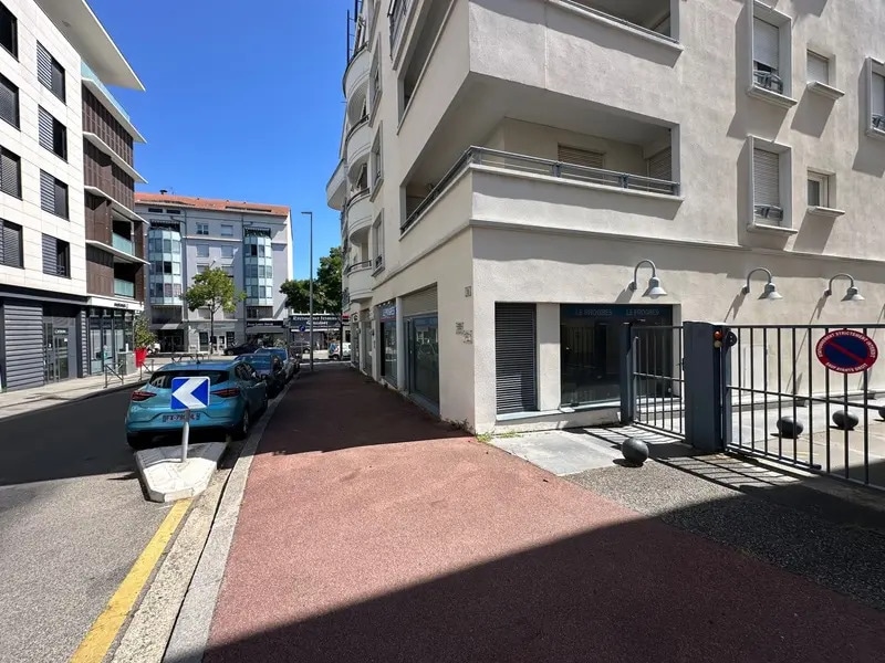 Location Commerce 176 m² - Photo 1
