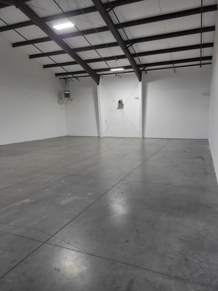 20748 Carmen Loop, Bend, OR for lease - Building Photo - Image 3 of 4