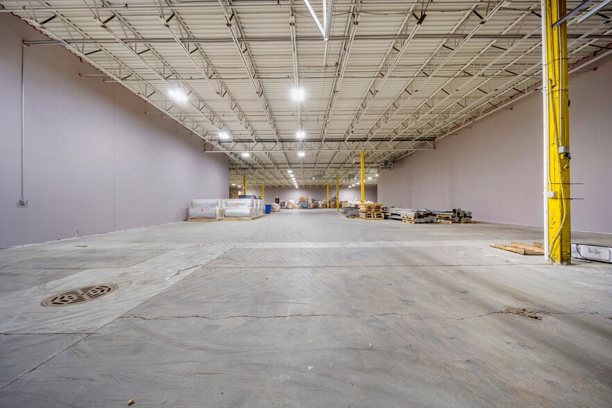 7320-7400 W Florist Ave, Milwaukee, WI for lease - Interior Photo - Image 3 of 5