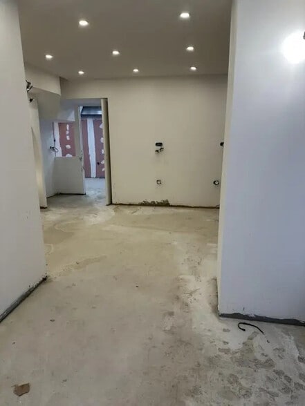 Retail in Paris for lease - Interior Photo - Image 2 of 10