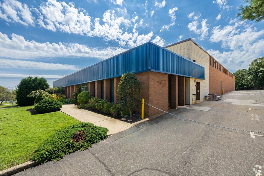 265 Oser Ave, Hauppauge, NY for sale - Building Photo - Image 1 of 1